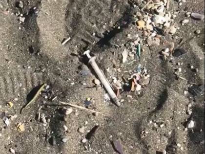 Siringhe in spiaggia al Lido Mappatella: paura per i bambini che giocano sulla sabbia
